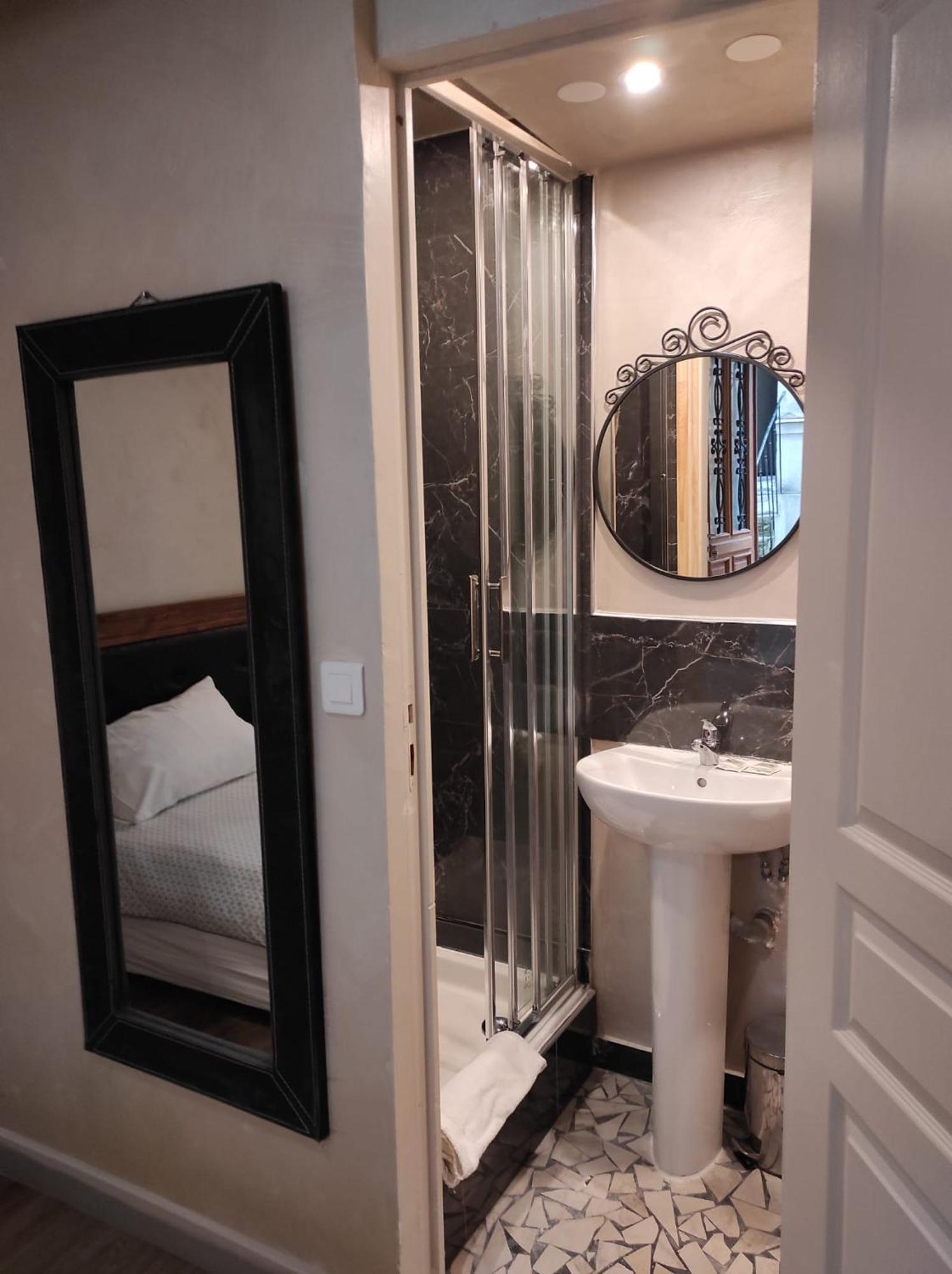 Hotel Clermont Montmartre パリ エクステリア 写真